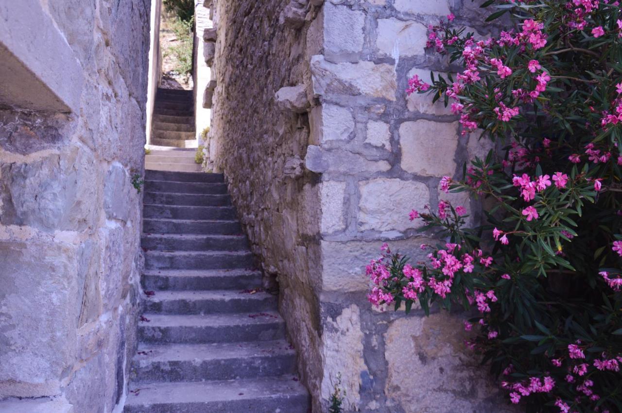 דירות ברלה Old Stone House Klaric מראה חיצוני תמונה